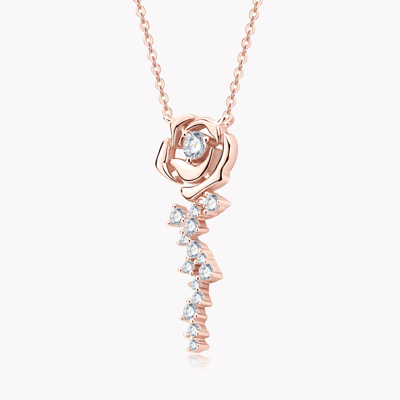 Một món quà từ Valentine cho một cô gái với vòng cổ vàng hồng.