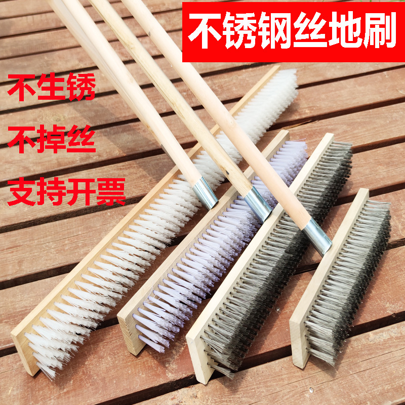 Tấm gạch đánh bóng sàn nhà vệ sinh và nhà bếp tường để tẩy rửa một cái bánh mì nướng ngoài trời lớn.