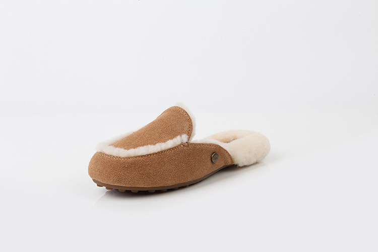 Autumn and winter ladies are comfortable and comfortable in their home wool slippers.