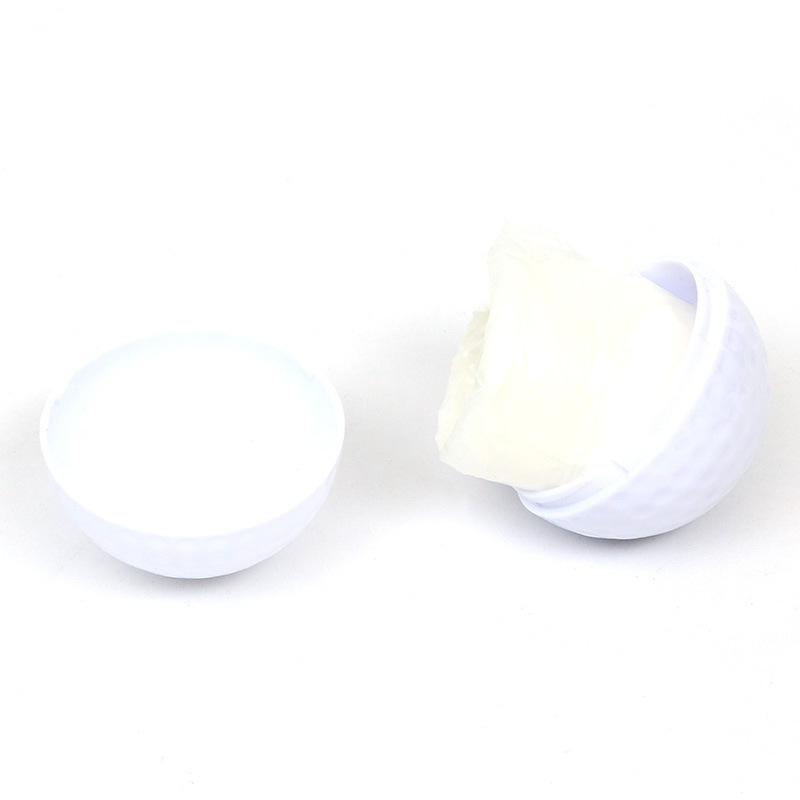 Một cái áo mưa với một quả bóng golf và một cái áo choàng mưa trong suốt cho một đứa trẻ mặc bộ đồ mưa.