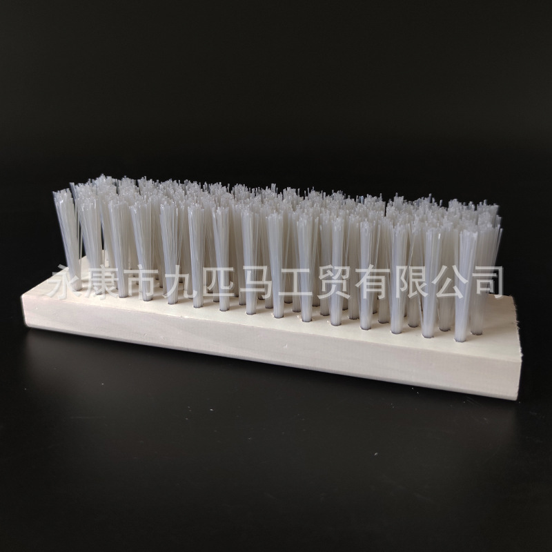 Tấm gạch đánh bóng sàn nhà vệ sinh và nhà bếp tường để tẩy rửa một cái bánh mì nướng ngoài trời lớn.