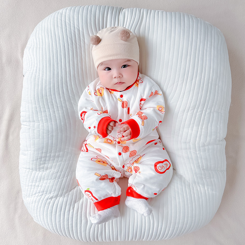 Đứa bé mặc 3 lớp bông vào mùa thu và mùa đông.