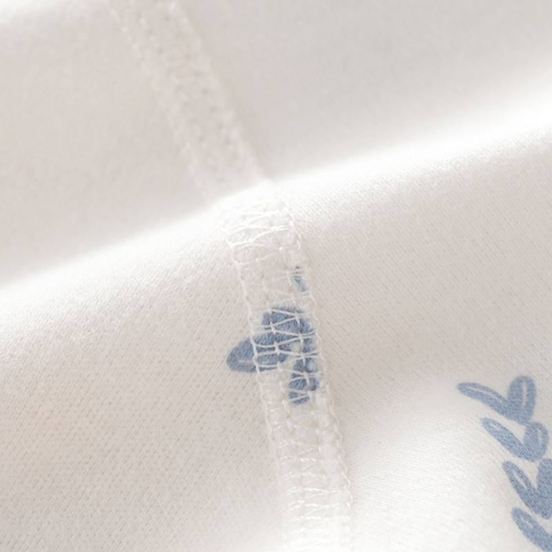Một đứa bé với một pajama và một đứa bé với một đứa bé với một cái quần lót dài duyên dáng.
