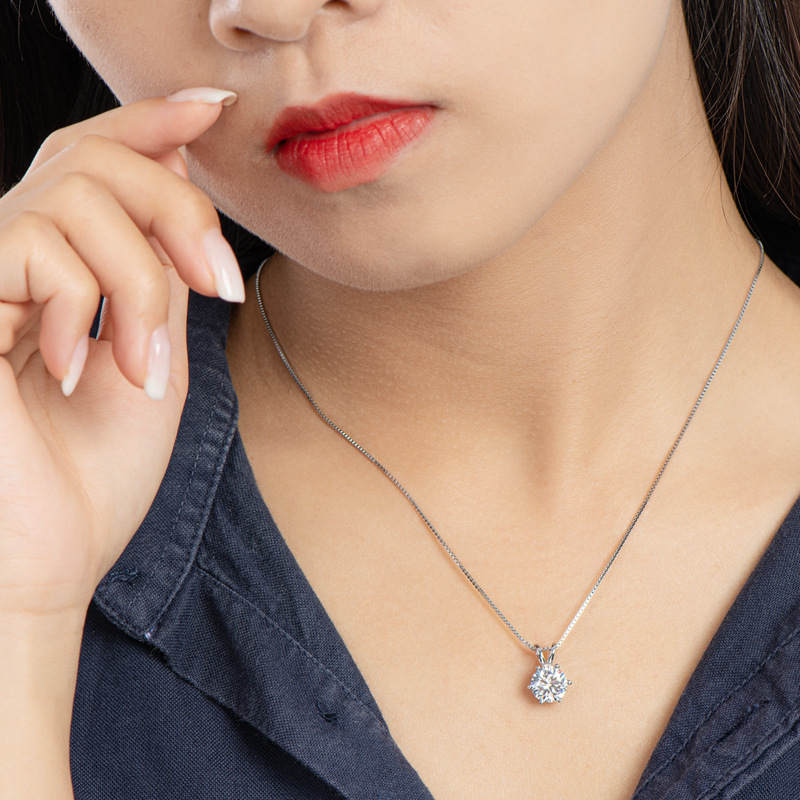 Giao dịch thương mại với chuỗi 925 bạc cổ điển.