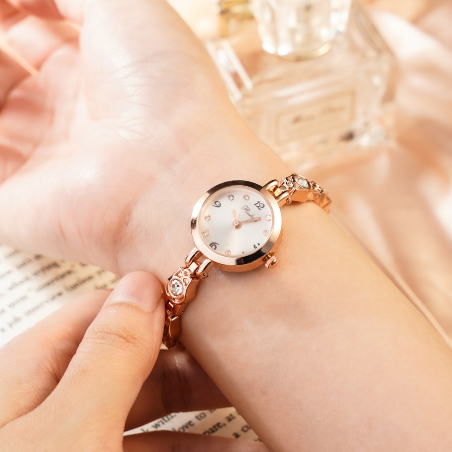 A new 8470 girl with a little luxurious diamond and a little round-tone rose-skin and steel-laced watch.