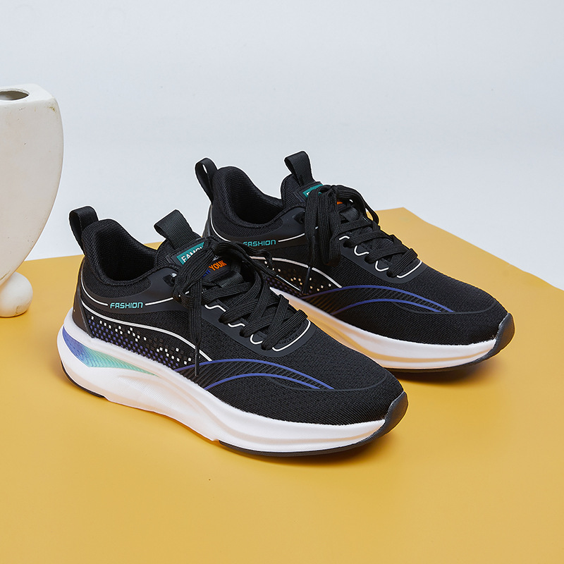 The new spring and autumn sneakers, the ice-cracker net, light-trucking rubber floors, smooth-drive shoes.