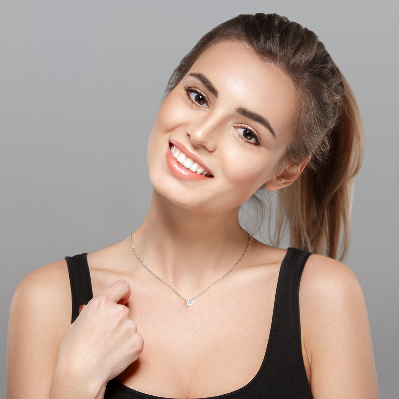Mạng múa Red đề nghị một thiết kế nhỏ của chiếc vòng cổ tên là Mosan Diamonds 925.