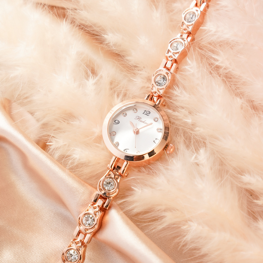 A new 8470 girl with a little luxurious diamond and a little round-tone rose-skin and steel-laced watch.