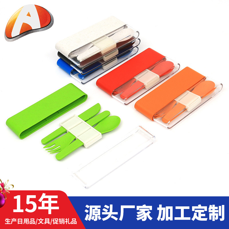 Một cái thìa bằng nhựa, một bộ bánh sinh nhật một lần, một bộ đóng gói để phân phối hàng hóa.
