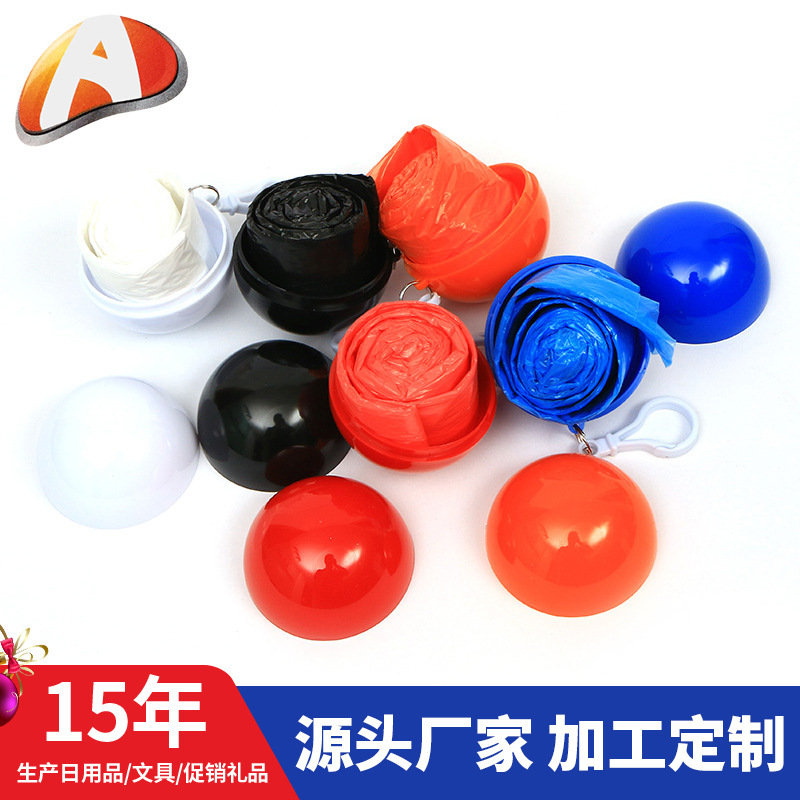 Một áo mưa một lần với quả bóng mặt trần và một áo choàng mưa trong suốt trên giày trẻ em.