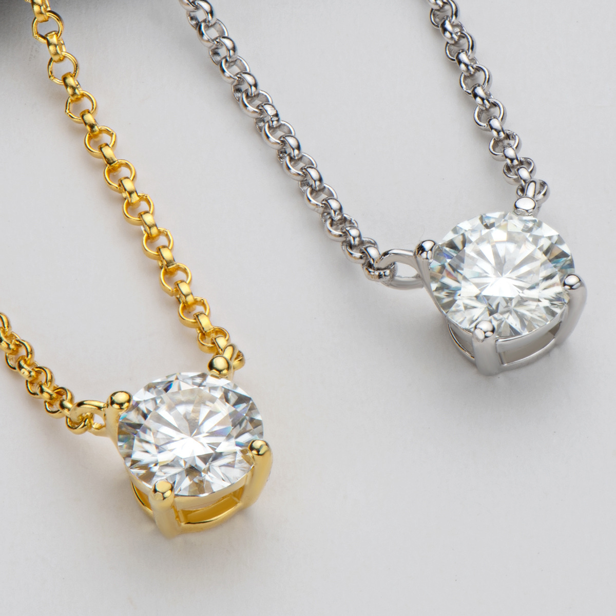 Mạng múa Red đề nghị một thiết kế nhỏ của chiếc vòng cổ tên là Mosan Diamonds 925.