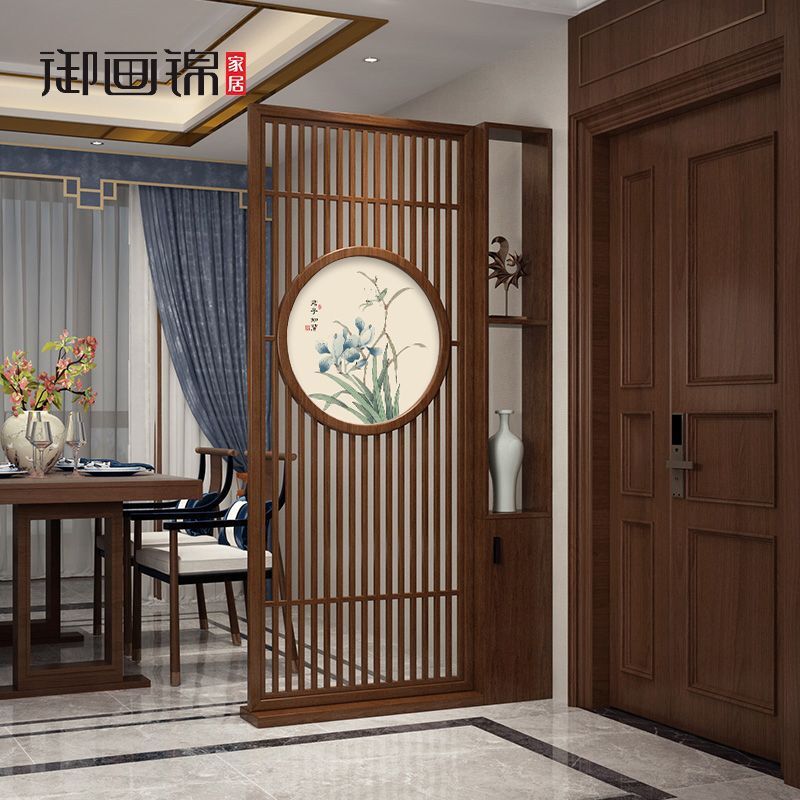 New Chinese wood screens cut off the cabinets, the living room enters the house's locks, decorates the empty fences.