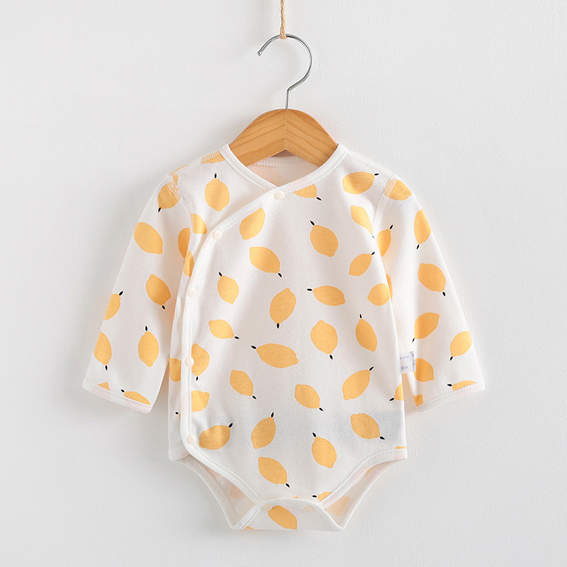 Một đứa bé với một cái tam giác pyjama của một đứa bé đang bị ngã.