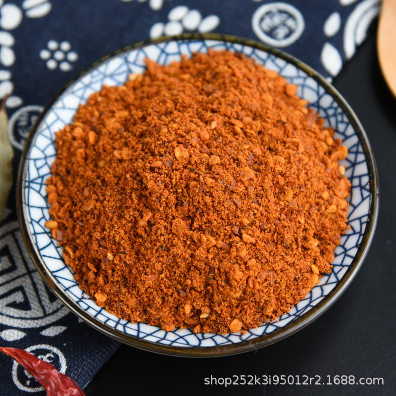 Hàng hóa của một công ty thương mại với nước sốt cay 2.5 kg.