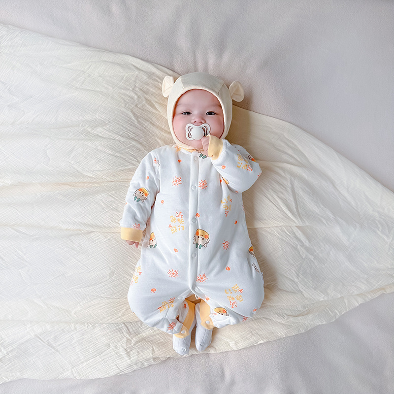 Đứa bé mặc 3 lớp bông vào mùa thu và mùa đông.