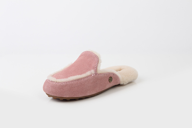 Autumn and winter ladies are comfortable and comfortable in their home wool slippers.