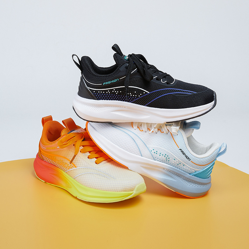 The new spring and autumn sneakers, the ice-cracker net, light-trucking rubber floors, smooth-drive shoes.