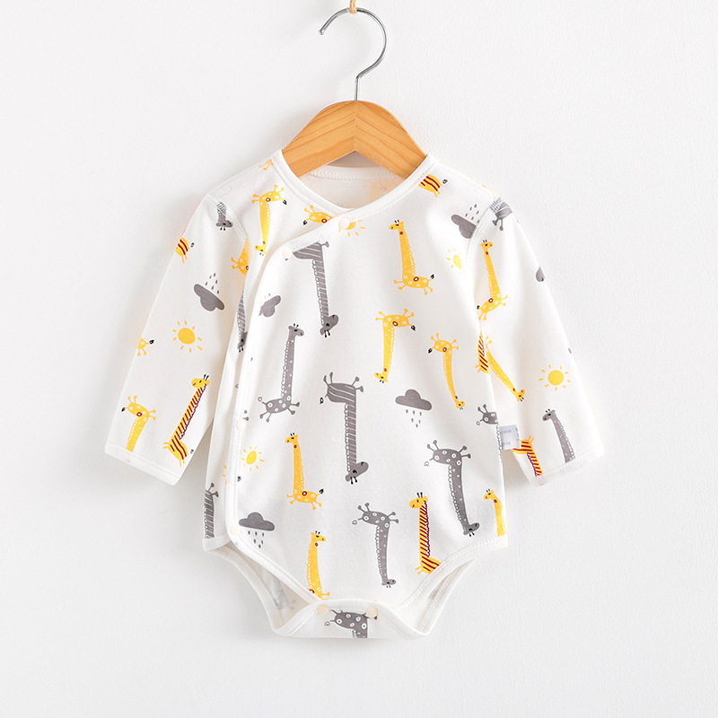 Một đứa bé với một cái tam giác pyjama của một đứa bé đang bị ngã.