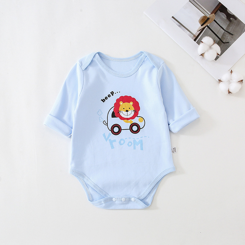 Một đứa bé với một chiếc xe ủi mới vào mùa xuân và mùa thu.