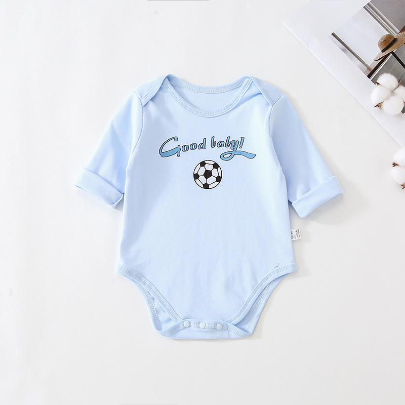 Một đứa bé với một chiếc xe ủi mới vào mùa xuân và mùa thu.