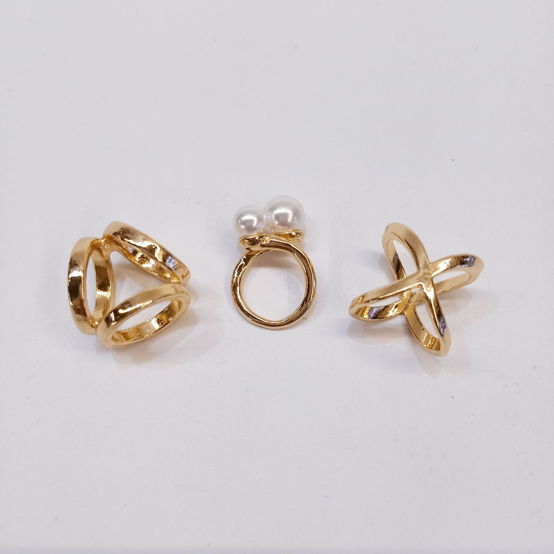 The three classic multipurpose rings of true gold plating, pearls, emptiness of the cross-turban with a scarf shawl.