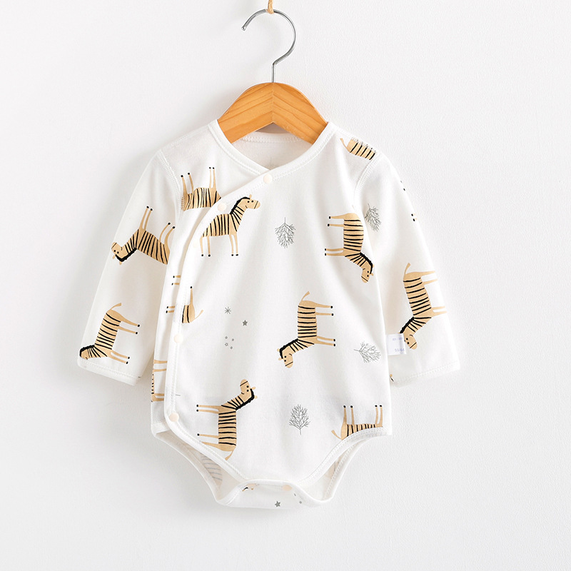 Một đứa bé với một cái tam giác pyjama của một đứa bé đang bị ngã.