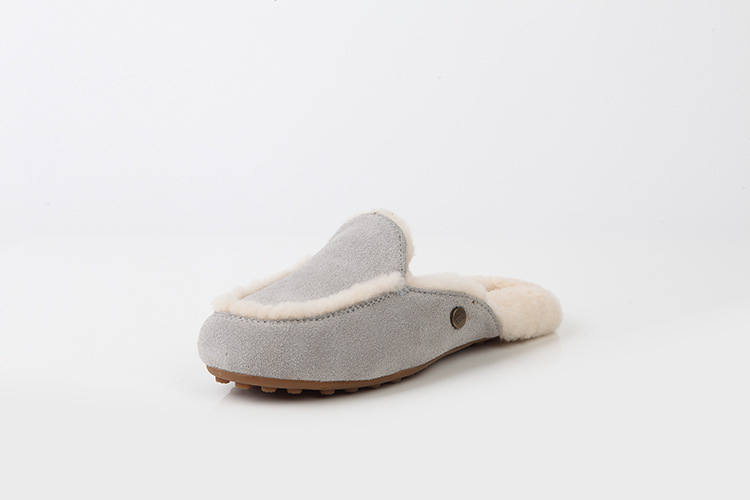 Autumn and winter ladies are comfortable and comfortable in their home wool slippers.