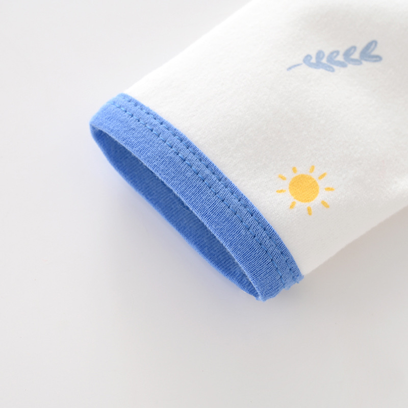 Một đứa bé với một pajama và một đứa bé với một đứa bé với một cái quần lót dài duyên dáng.