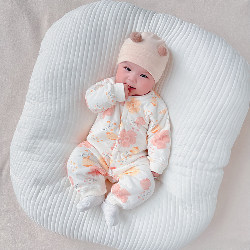 Đứa bé mặc 3 lớp bông vào mùa thu và mùa đông.