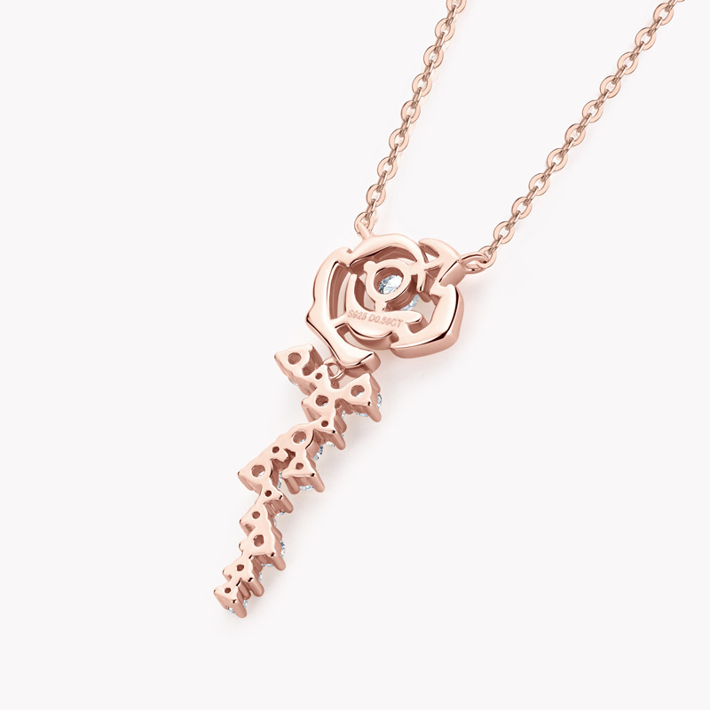 Một món quà từ Valentine cho một cô gái với vòng cổ vàng hồng.