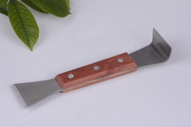 Supply wood with stainless steel shavings, beekeeping knives, beekeeping knives.