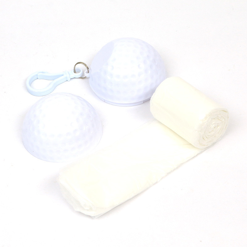 Một cái áo mưa với một quả bóng golf và một cái áo choàng mưa trong suốt cho một đứa trẻ mặc bộ đồ mưa.