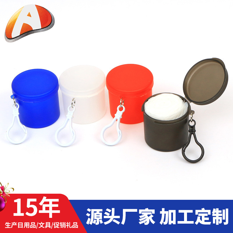 Bình P.P đầy áo mưa, đàn ông và phụ nữ trưởng thành đi ra ngoài núi.