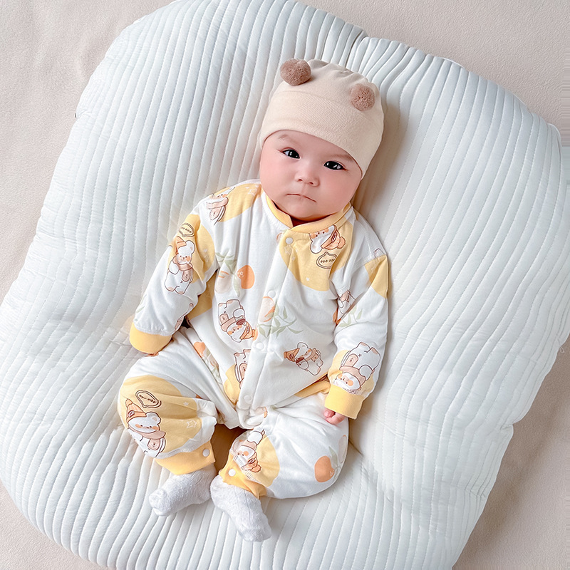 Đứa bé mặc 3 lớp bông vào mùa thu và mùa đông.