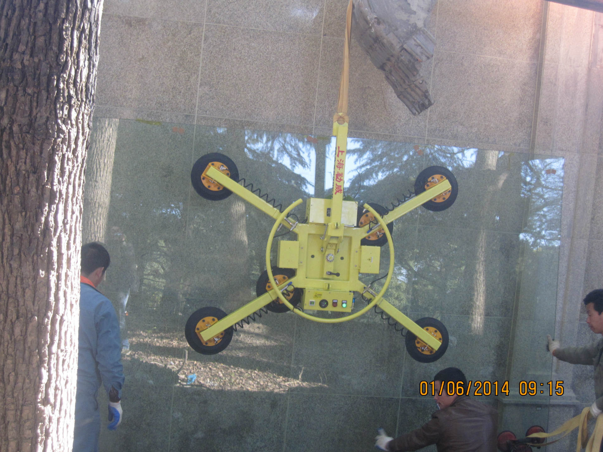 Professionally producing glass curtain walls with an electric glass pump 90° flip 360° rotation, six claws 600kg