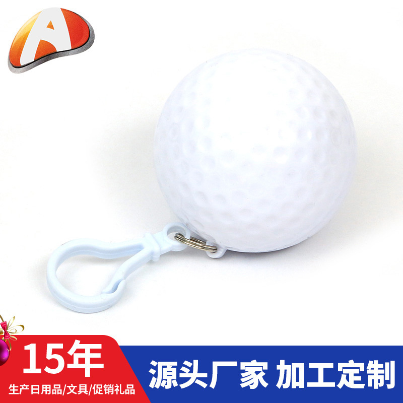 Một cái áo mưa với một quả bóng golf và một cái áo choàng mưa trong suốt cho một đứa trẻ mặc bộ đồ mưa.