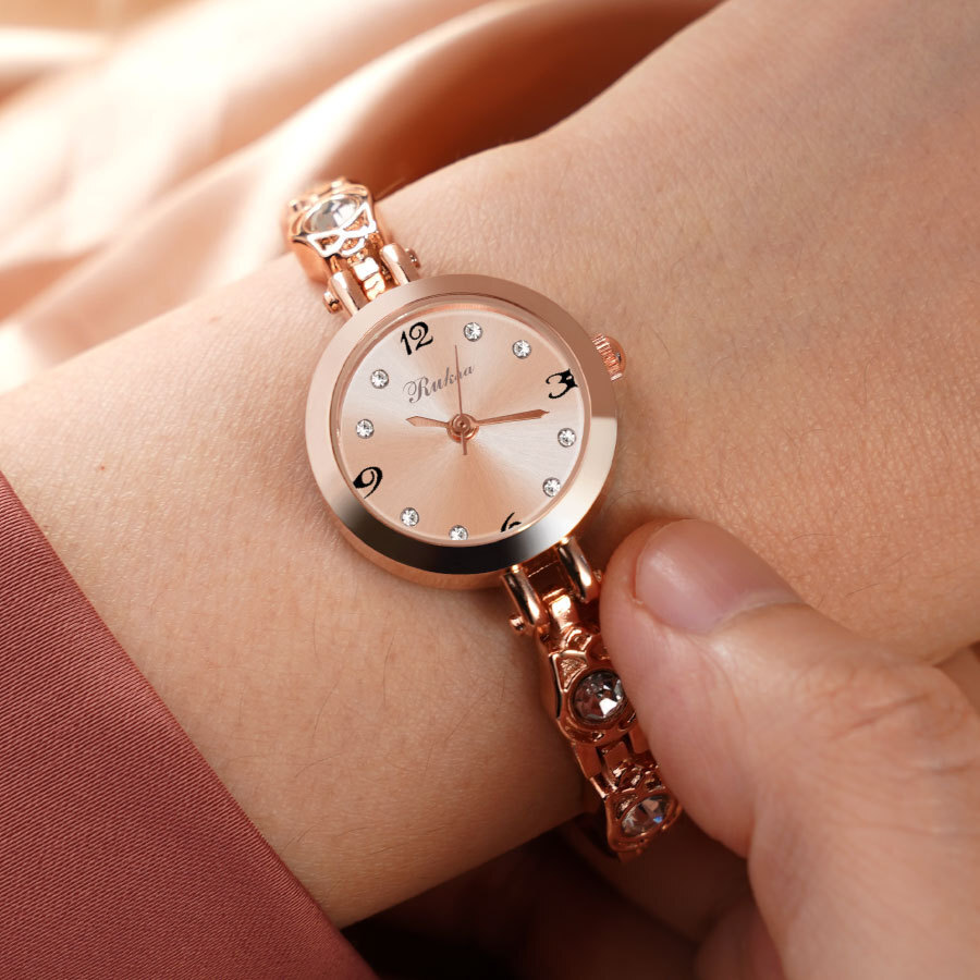 A new 8470 girl with a little luxurious diamond and a little round-tone rose-skin and steel-laced watch.