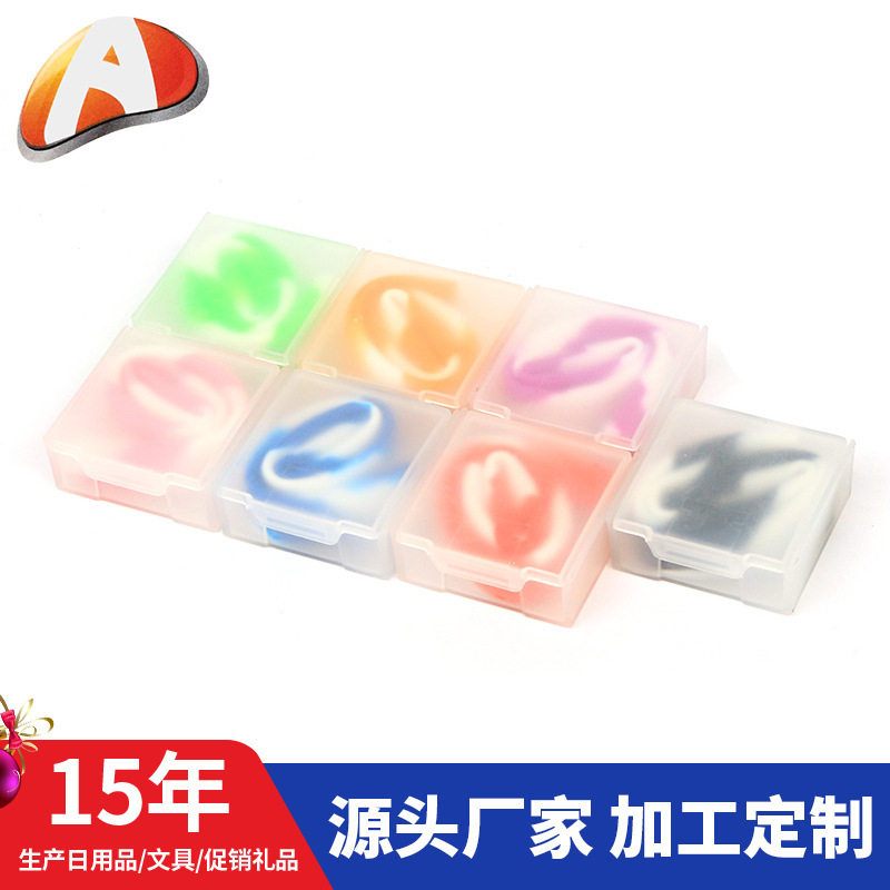 Một hộp nhựa vuông với ống hút silica có thể được dùng lần nữa để hút thuốc, nước trái cây và trà uống.