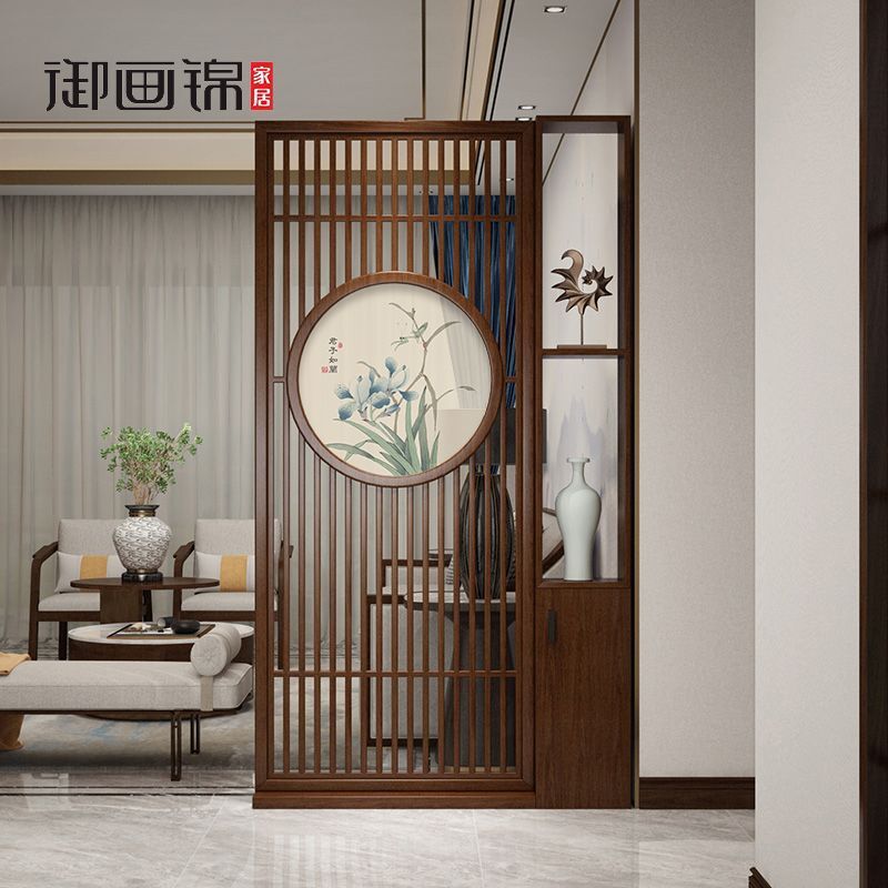 New Chinese wood screens cut off the cabinets, the living room enters the house's locks, decorates the empty fences.