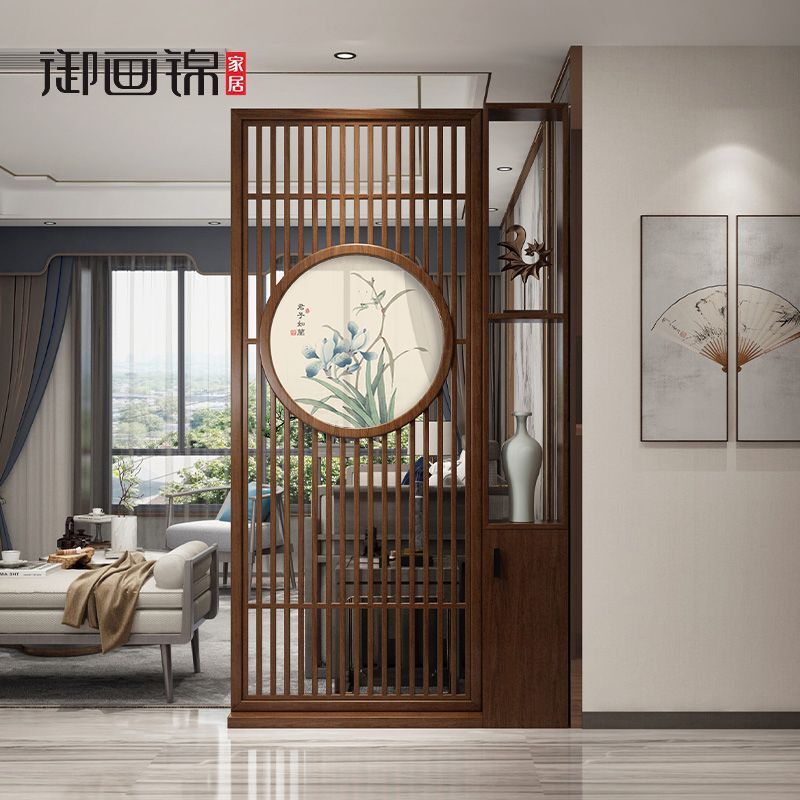 New Chinese wood screens cut off the cabinets, the living room enters the house's locks, decorates the empty fences.