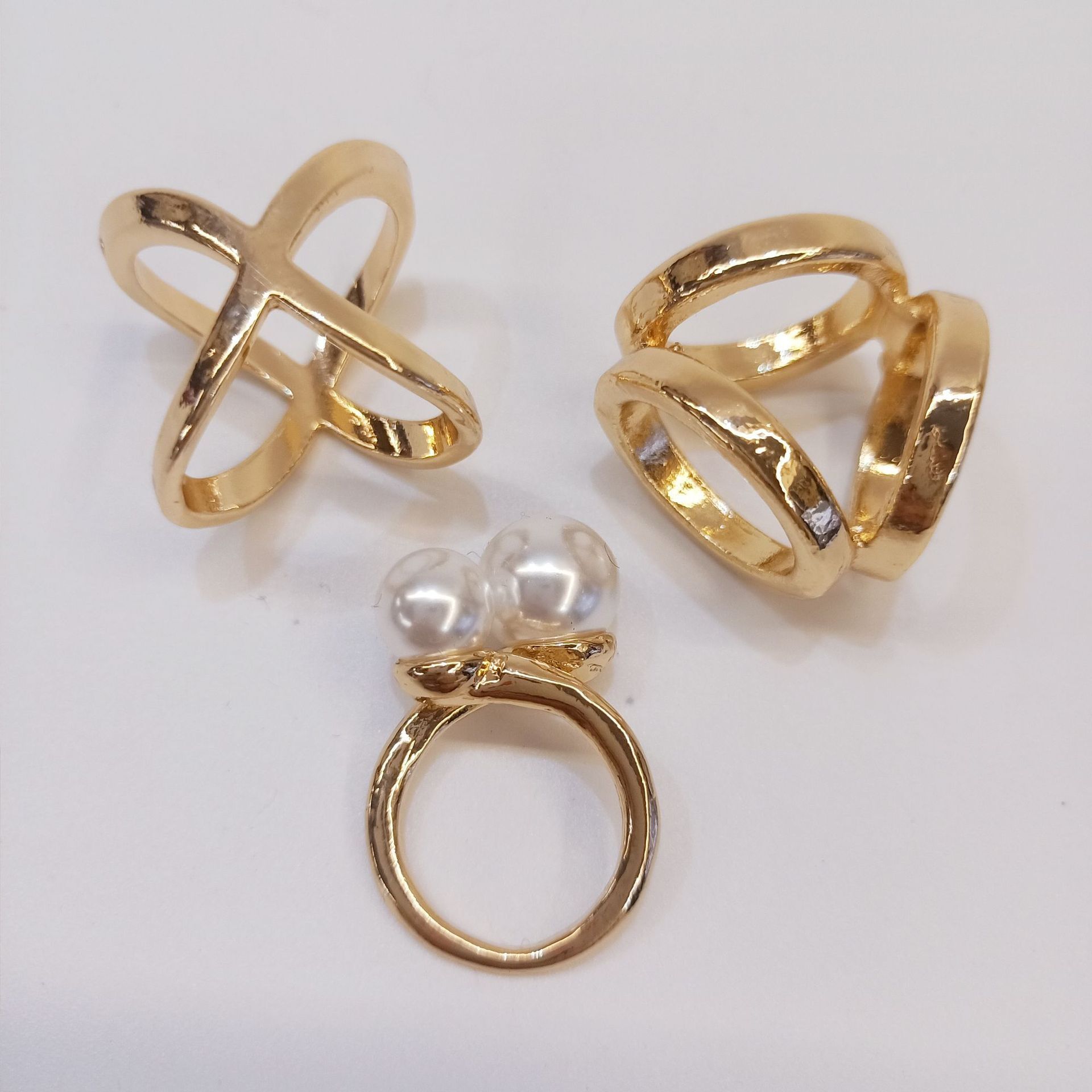 The three classic multipurpose rings of true gold plating, pearls, emptiness of the cross-turban with a scarf shawl.