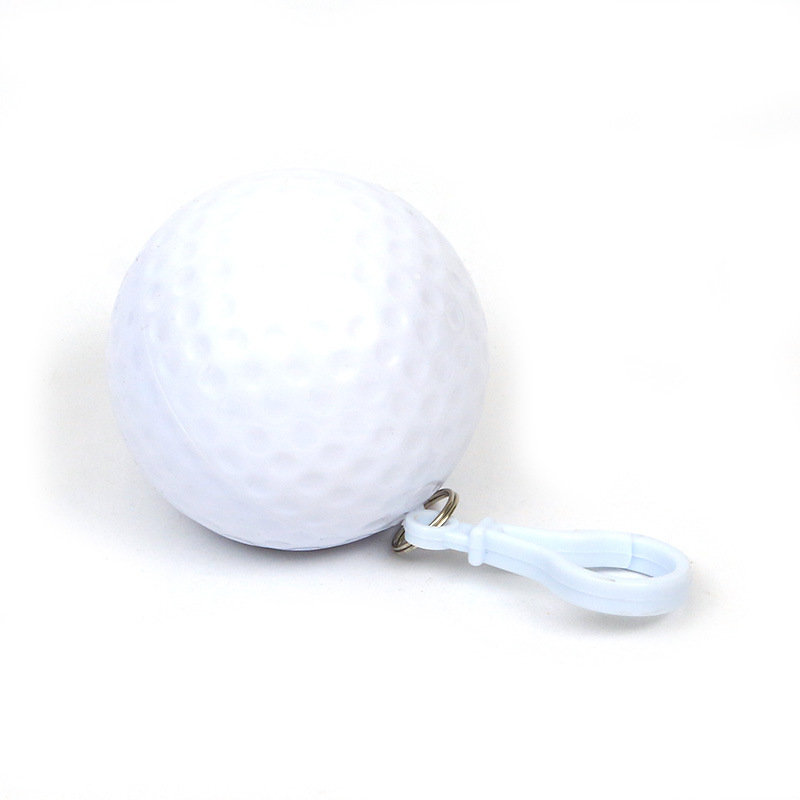 Một cái áo mưa với một quả bóng golf và một cái áo choàng mưa trong suốt cho một đứa trẻ mặc bộ đồ mưa.
