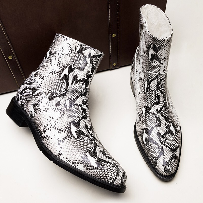 The new E.M. wind has a pair of short-skin-skin boots with velvet-heavy boots.
