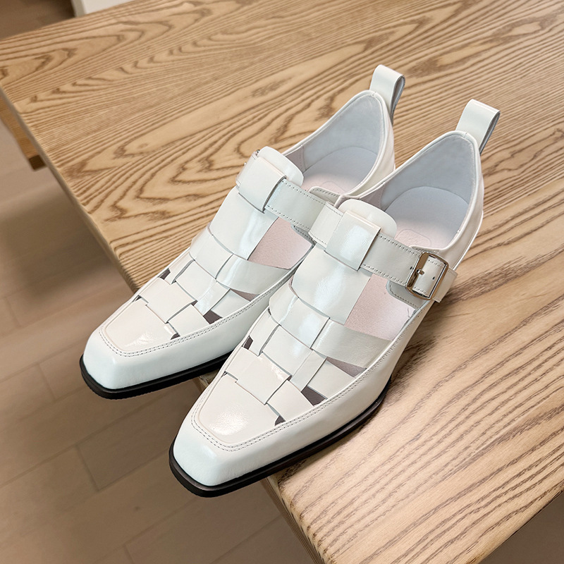 A new white high-heel sandal man's head is emptying the Roman sandal head.