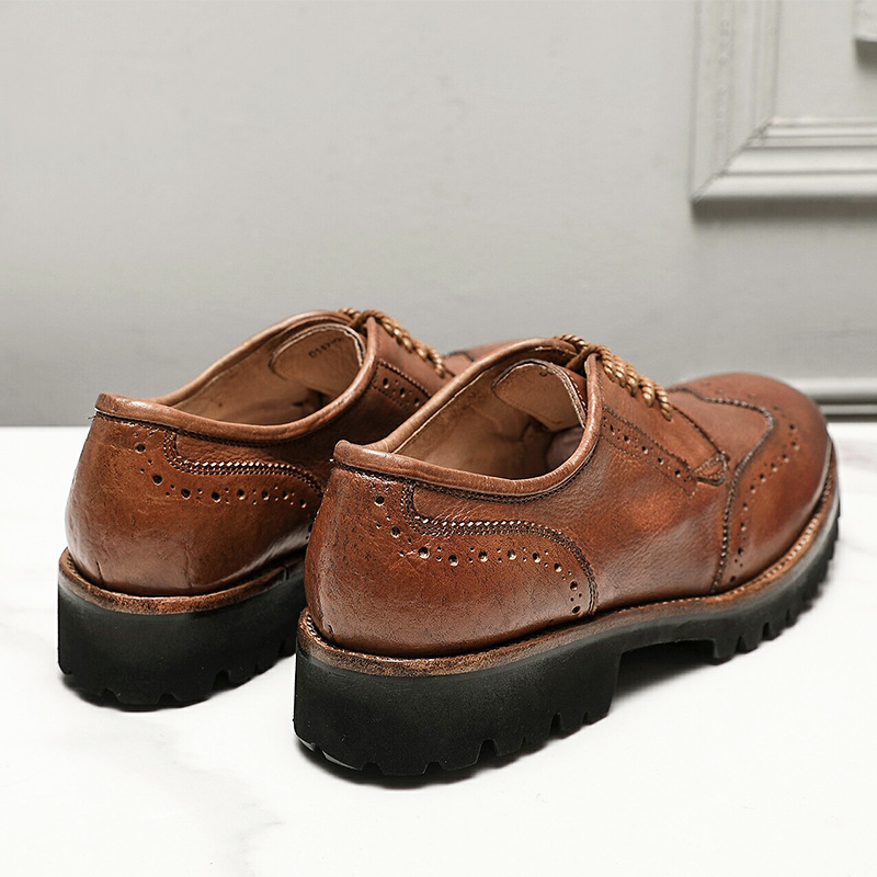 A new man in the fall and winter, with a light mouth, changed his shoes to a brown one-shoe.