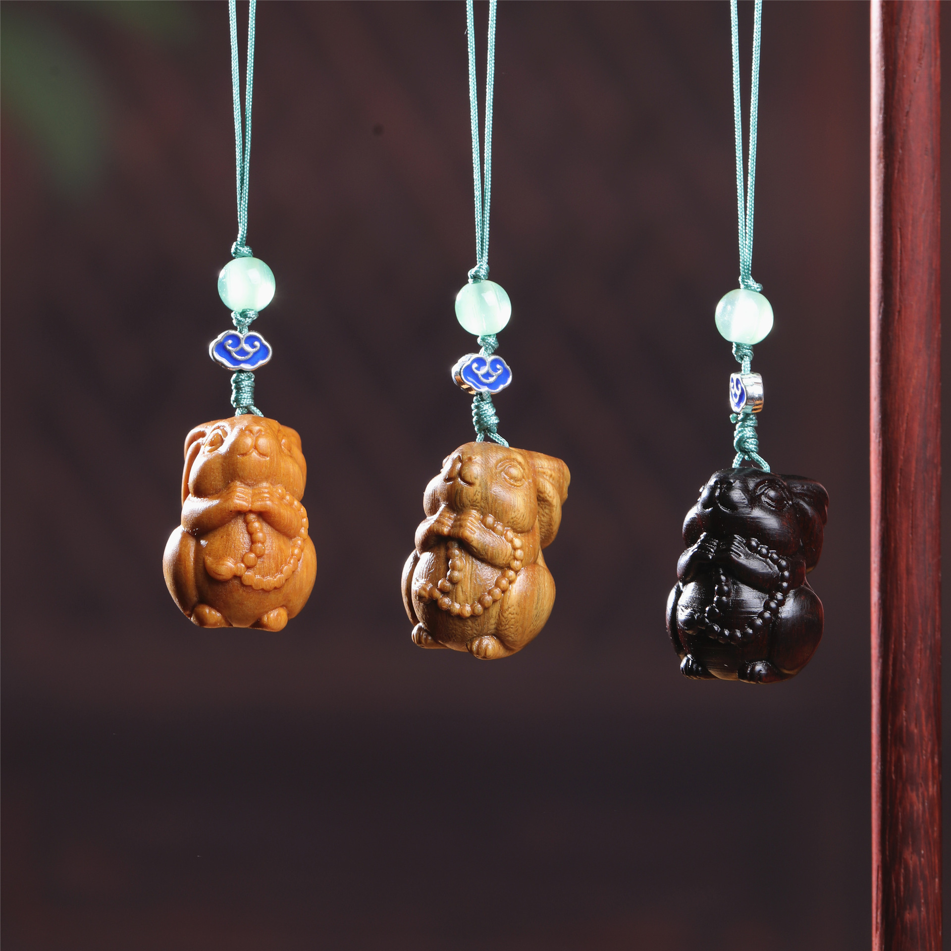 Tôi đang cầu xin Đức Phật cho một con thỏ, và tôi đang đeo điện thoại, và tôi sẽ đặt cái nút chìa khóa trên huy chương của tôi, và tôi sẽ tặng anh một món quà.