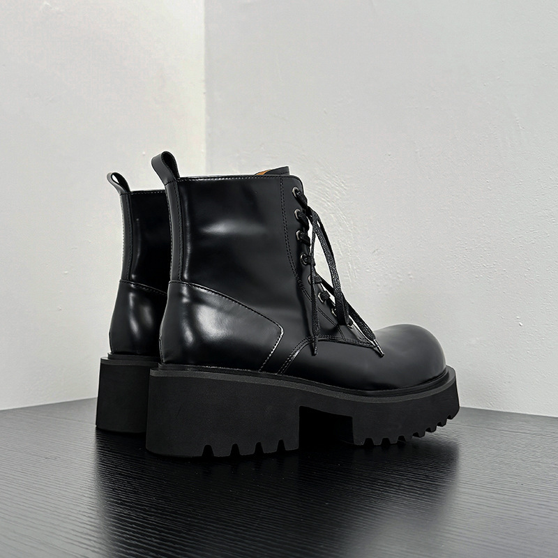 One of the pro-Hibrills, a man with all-heavy boots, a man with all-heavy boots.