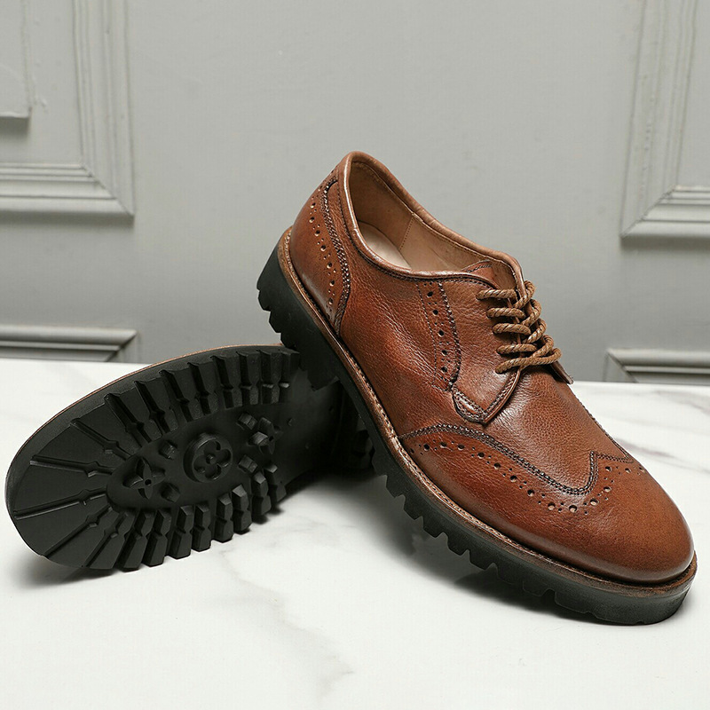A new man in the fall and winter, with a light mouth, changed his shoes to a brown one-shoe.