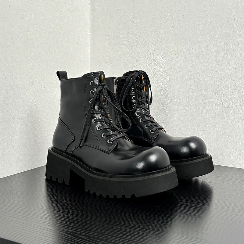 One of the pro-Hibrills, a man with all-heavy boots, a man with all-heavy boots.
