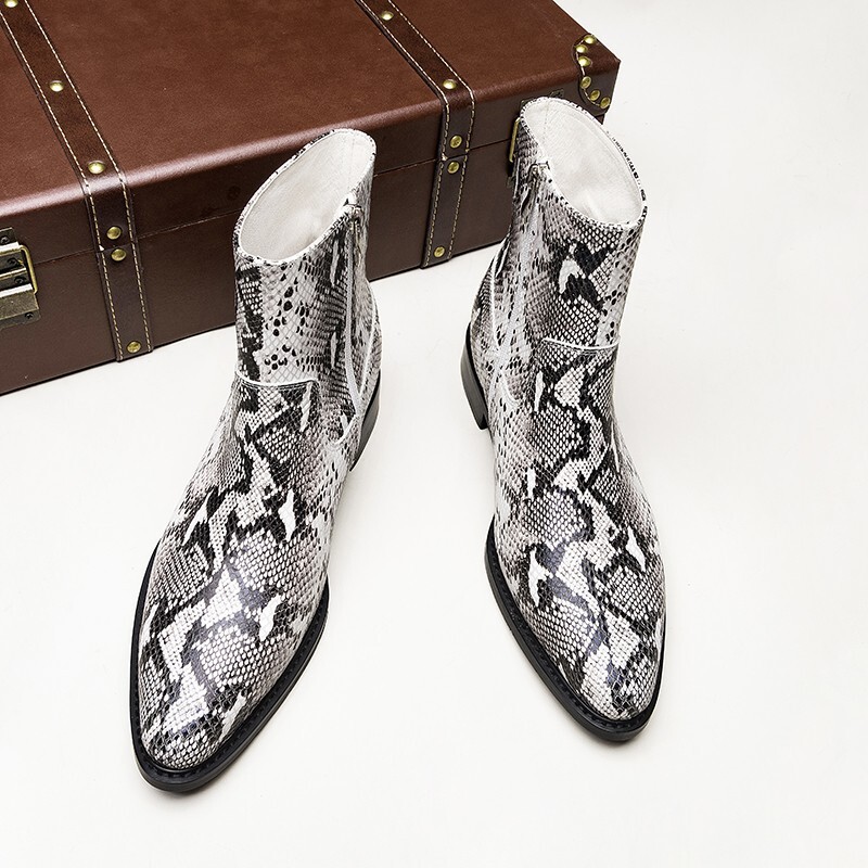 The new E.M. wind has a pair of short-skin-skin boots with velvet-heavy boots.